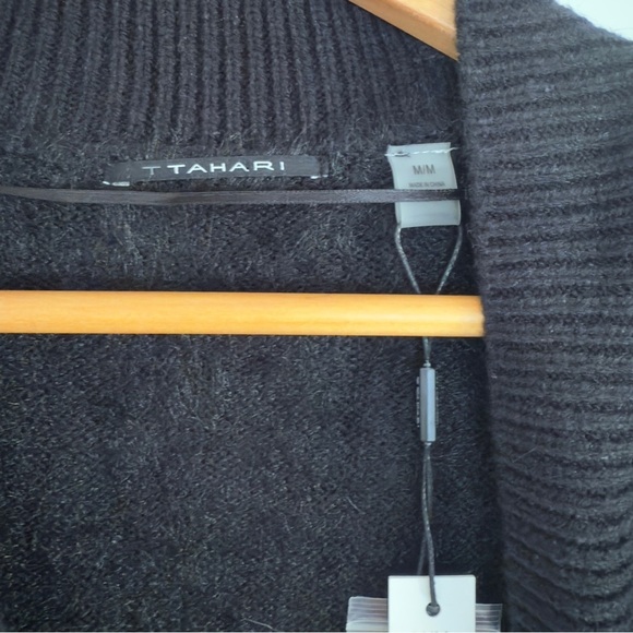Tahari button down v-neck cardigan with front pockets NWT size: M - Picture 4 of 4